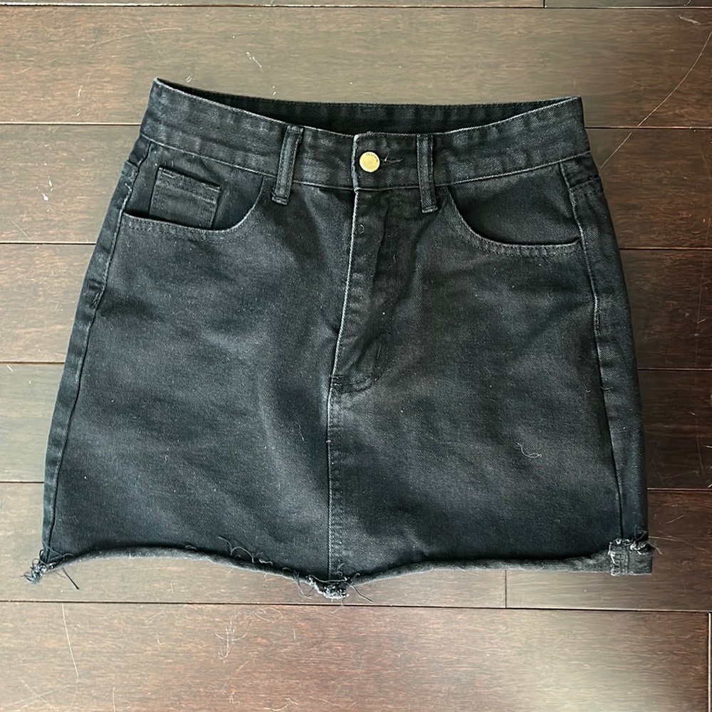 SHEIN Black denim skirt. Size small